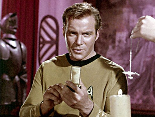 Kapten Kirk håller i en mobil